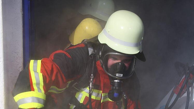 6 Insgesamt zwölf Atemschutzgeräteträger nahmen an der anspruchsvollen Ausbilung teil - alle haben mit Bravour bestanden