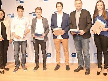 Die Prüfungsbesten der Berufsausbildung: Hans Rebhan (Vizepräsident IHK Oberfranken Bayreuth und Vorsitzender IHK-Gremium Kronach), Christi Degen (Hauptgeschäftsführerin IHK Oberfranken) Tobias Bock, Andreas Schlaf, Jan Seidenstricker, Willi Dressel, Franziska Neubauer und Landrat Klaus Löffler (v. l.)
