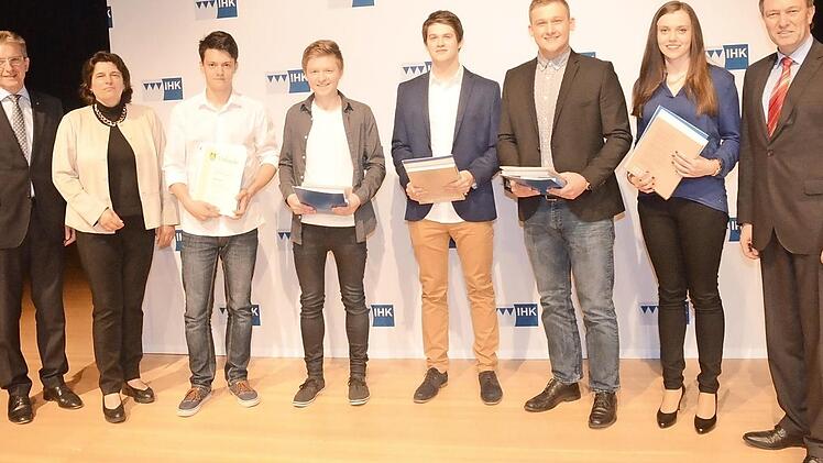 Die Prüfungsbesten der Berufsausbildung: Hans Rebhan (Vizepräsident IHK Oberfranken Bayreuth und Vorsitzender IHK-Gremium Kronach), Christi Degen (Hauptgeschäftsführerin IHK Oberfranken) Tobias Bock, Andreas Schlaf, Jan Seidenstricker, Willi Dressel, Franziska Neubauer und Landrat Klaus Löffler (v. l.)