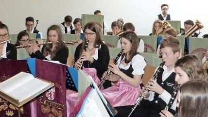 Dirigent Lothar Huber (links) führte das Jugendblasorchester der Blasmusik Untersteinach wieder zu musikalischen Höchstleistungen. Fotos: Werner Reißaus