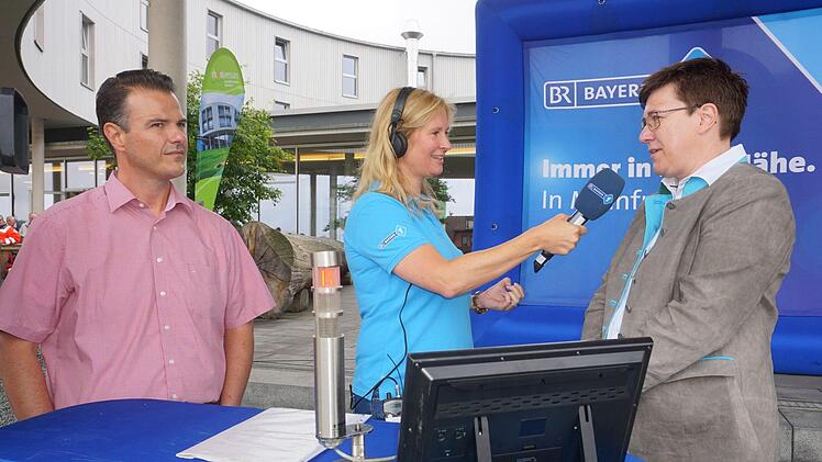 Moderatorin Nadine Hauck mit Bürgermeisterin Birgit Erb und Geschäftsführer Bernd Fischer im Gespräch.  Foto: Marion Eckert