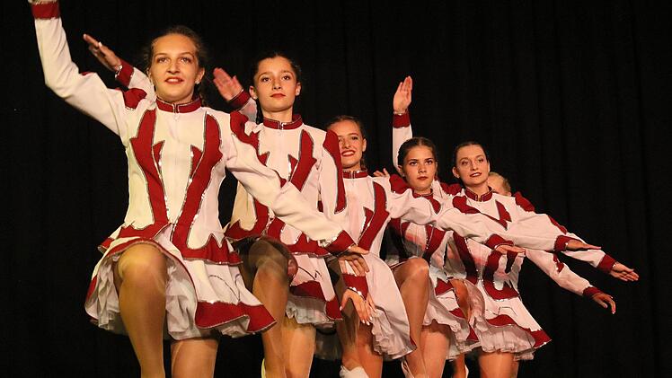 Die Ebelsbacher Jazz-Abteilung "Born 2 Dance" (Leitung: Gina Angebrand und Salome Helbig) zeigten einen Gardetanz.