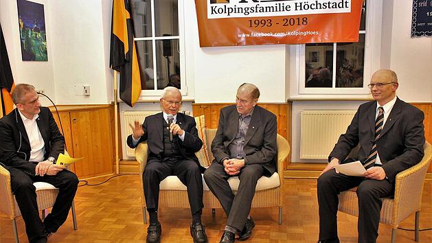 Alexander Schulz (links) im Interview mit den Gr&uuml;ndungsv&auml;tern Rudolf Wei&szlig;mann (Zweiter von links) und Anton Rabl. Rechts im Bild Wilfried Stocklassa, der die Kolpingsfamilie heute leitet