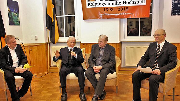 Alexander Schulz (links) im Interview mit den Gründungsvätern Rudolf Weißmann (Zweiter von links) und Anton Rabl. Rechts im Bild Wilfried Stocklassa, der die Kolpingsfamilie heute leitet
