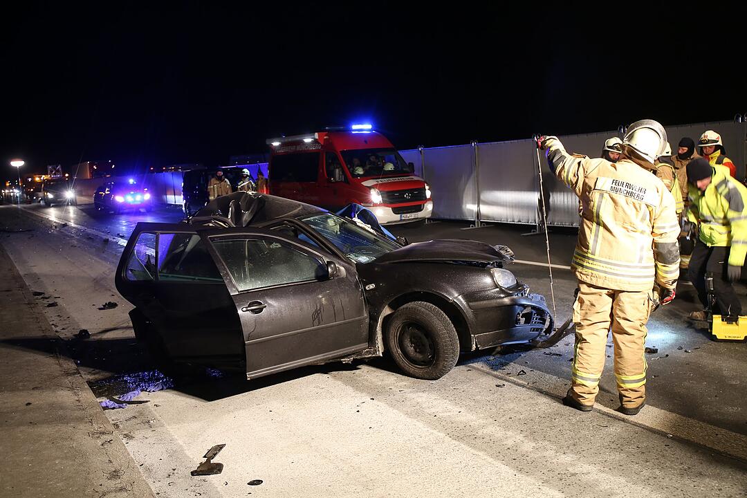 Tödlicher Unfall auf A9: Mann stirbt bei Kollision mit Lkw