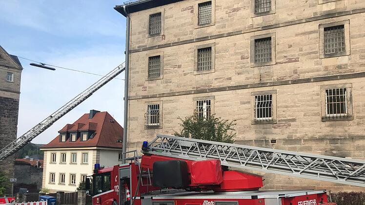 Die Insassen der JVA in Kronach wurden wegen eines Brandes in ein Nebengebäude verlegt. Jetzt ermittelt die Polizei wegen schwerer Brandstiftung. Foto: NEWS5 / Fricke