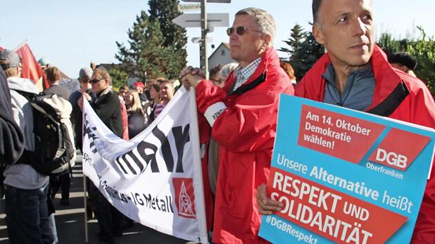 &Uuml;ber 300 B&uuml;rger, darunter auch Funktion&auml;re des DGB, wollten mit ihrem Protest ein Zeichen gegen die AfD setzen.  Fotos: Veronika Schadeck