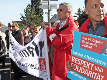 Über 300 Bürger, darunter auch Funktionäre des DGB, wollten mit ihrem Protest ein Zeichen gegen die AfD setzen.  Fotos: Veronika Schadeck