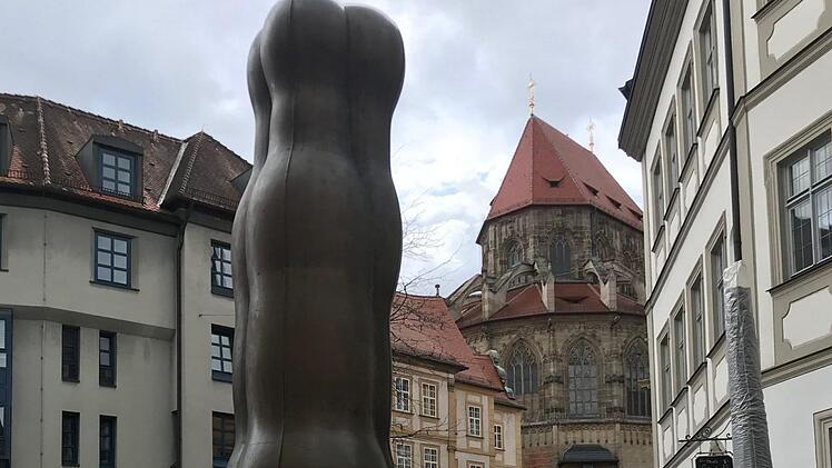 Eine Skulptur von Joannis Avramidis steht am Pfahlplätzchen.
