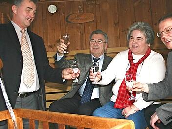 Im Februar 2005 wurde der zehnte Geburtstag der Sauna gefeiert. Wolfgang Schneider, Richard Götz, Dritte Bürgermeisterin Doris Wüstner und Geschäftsführer Werner Philipp stießen auf die Erfolgsgeschichte an. Eingeheizt war die Sauna da aber nicht.  Foto: FT-Archiv