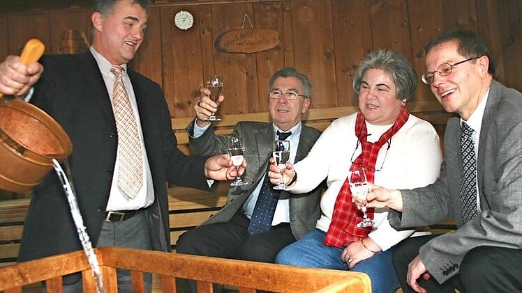 Im Februar 2005 wurde der zehnte Geburtstag der Sauna gefeiert. Wolfgang Schneider, Richard Götz, Dritte Bürgermeisterin Doris Wüstner und Geschäftsführer Werner Philipp stießen auf die Erfolgsgeschichte an. Eingeheizt war die Sauna da aber nicht.  Foto: FT-Archiv