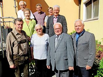 Edi Stark (vorne, Zweiter von rechts) feierte mit Ehefrau und Sohn, Ersten Bürgermeister Helmut Fischer (vorne rechts) und Winfried Weinbeer (hintere Reihe rechts) und weiteren Gratulanten. Foto: Horst Habermann