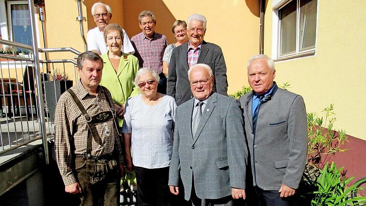 Edi Stark (vorne, Zweiter von rechts) feierte mit Ehefrau und Sohn, Ersten Bürgermeister Helmut Fischer (vorne rechts) und Winfried Weinbeer (hintere Reihe rechts) und weiteren Gratulanten. Foto: Horst Habermann