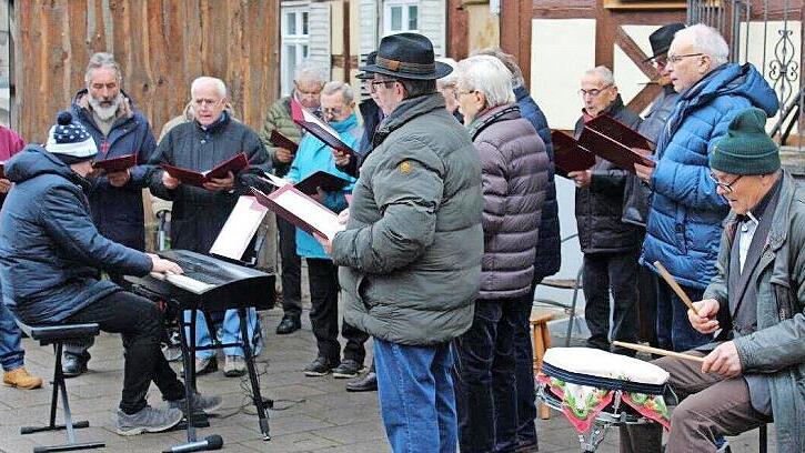 Der M&auml;nnergesangverein C&auml;cilia stimmte Weihnachtslieder an.