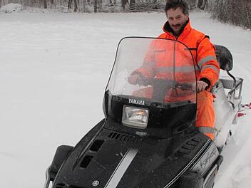 Drei Stunden braucht Karl-Heinz Keppner, um 30 Kilometer Loipenspuren im Neuschnee anzulegen.  Foto: G. Bauer