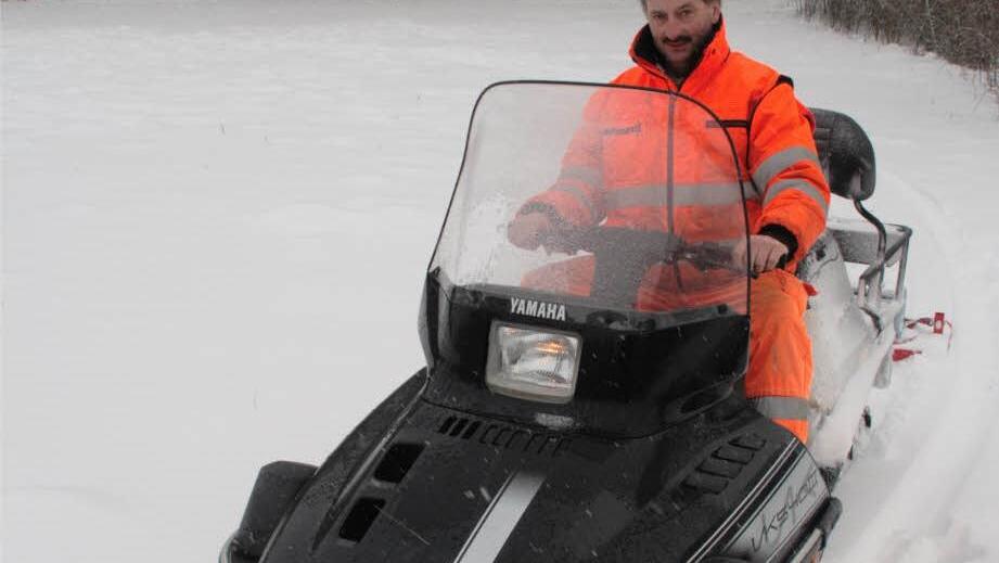 Drei Stunden braucht Karl-Heinz Keppner, um 30 Kilometer Loipenspuren im Neuschnee anzulegen.  Foto: G. Bauer Drei Stunden braucht Karl-Heinz Keppner, um 30 Kilometer Loipenspuren im Neuschnee anzulegen.  Foto: G. Bauer