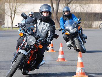 Zu ihrer eigenen Sicherheit haben im vergangenen Jahr 200 Teilnehmer in 14 Kursen am Fahrsicherheits-Training bei der Gebietsverkehrswacht Hammelburg teilgenommen. Archivfoto: Gerd Schaar
