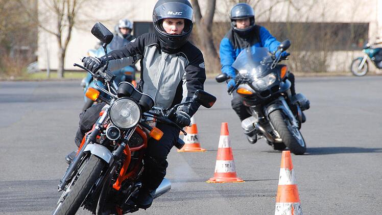 Zu ihrer eigenen Sicherheit haben im vergangenen Jahr 200 Teilnehmer in 14 Kursen am Fahrsicherheits-Training bei der Gebietsverkehrswacht Hammelburg teilgenommen. Archivfoto: Gerd Schaar