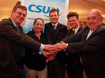 Im Mai 2011 war die Welt im CSU-Kreisvorstand noch in Ordnung. Das Bild zeigt Mathias Zeck mit (v.l.) Daniela Reinfelder, die der Partei schon länger den Rücken gekehrt hat, Kreisvorsitzendem Christian Lange, Oliver Leuteritz und dem verstorbenen Stadtrat Franz Pichler.