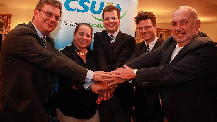 Im Mai 2011 war die Welt im CSU-Kreisvorstand noch in Ordnung. Das Bild zeigt Mathias Zeck mit (v.l.) Daniela Reinfelder, die der Partei schon länger den Rücken gekehrt hat, Kreisvorsitzendem Christian Lange, Oliver Leuteritz und dem verstorbenen Stadtrat Franz Pichler.