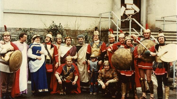 1981: Die feschen Herren der Brückenauer Sportgruppe traten als "Beleibte Römer" auf.