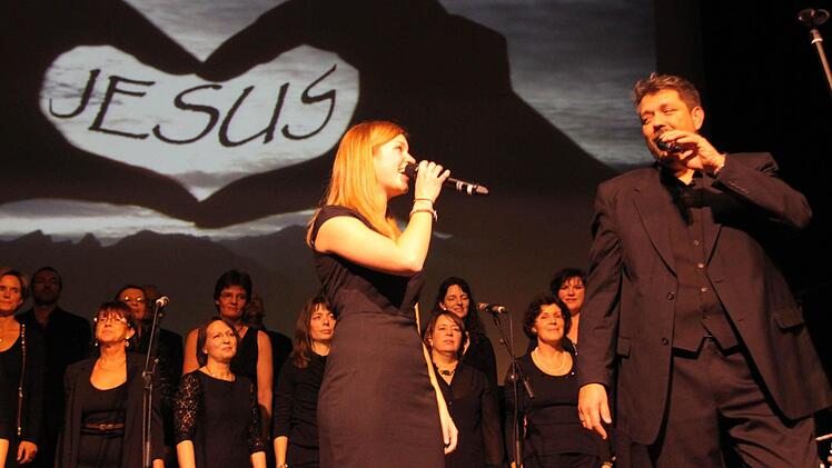Eine zärtliche Liebeserklärung an Jesus, dem Erlöser der Menschheit, singen Meike Weigand aus Burgkunstadt und Matthias Eber aus Kulmbach. Foto: Stephan Stöckel