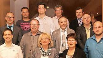 Für ihre langjährige Funktionärstätigkeit im Verein wurden diese Mitglieder mit Verbandsehrenzeichen in Silber und Gold ausgezeichnet; links Kreisspielleiter Gottfried Bindrim. Fotos: Günther Geiling