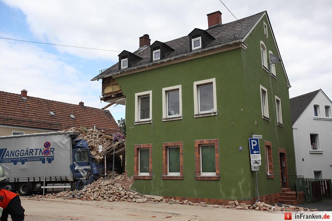Lkw kracht in Wohnhaus in Oberkotzau