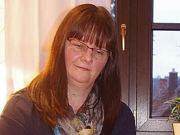 Marion Nemmert blättert in ihrem neuen Buch. Foto: Heike Schülein
