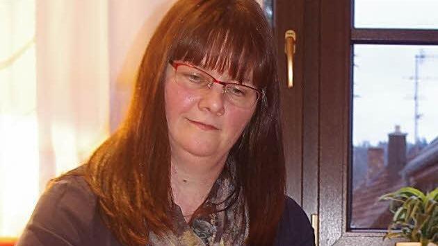 Marion Nemmert blättert in ihrem neuen Buch. Foto: Heike Schülein
