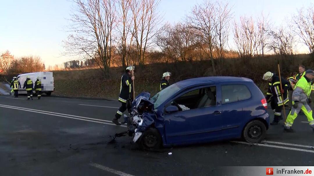 Schwerer Unfall bei Hof: Autofahrerin gerät in Gegenverkehr