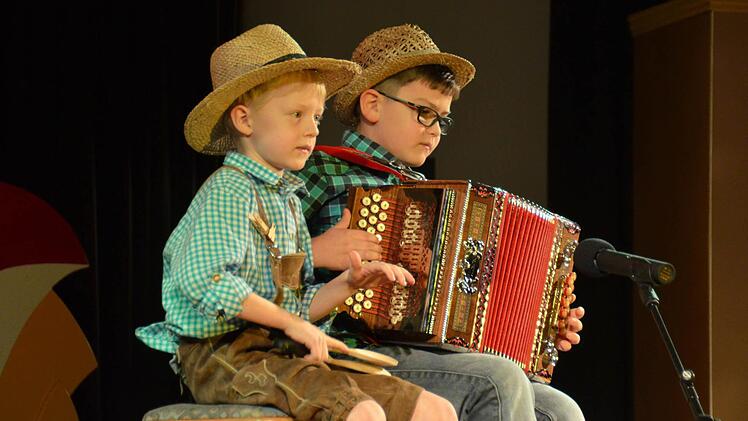 Das Stohhuat-Duo Nils Schmitt (links) und Justin Huppmann bei seinem Auftritt. Foto: Kathrin Kupka-Hahn