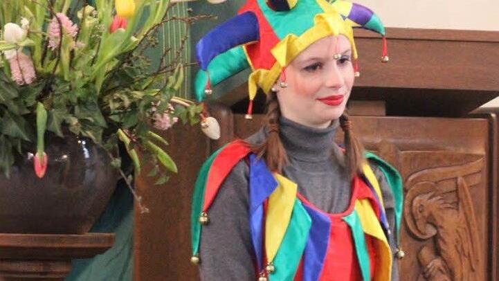 Pater Markus Reis wurde beim Sonntagsgottesdienst von einem Clown (Ann-Sophie Herbert) begleitet. Foto: Heike Beudert