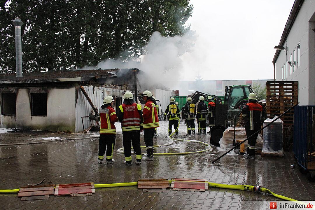 Lagerhalle in Hersbruck vollstaendig ausgebrannt