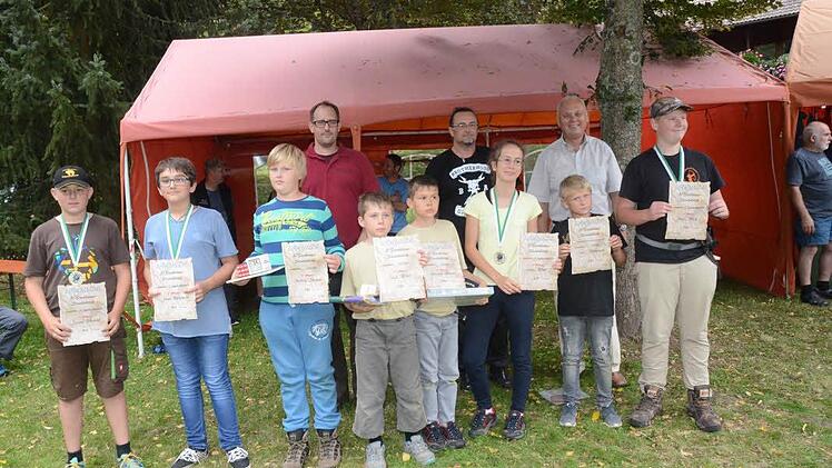 Schüler und Jugendliche zeigten hervorragende Leistungen beim Stockheimer Steinkohle-Cup. Im Bild die Sieger der jeweiligen Klassen mit (hinten von links Oliver Schwarz (Bogenfreunde Stockheim), Frank Buckreus (Vorsitzender Bogenfreunde Stockheim) und 2. Bürgermeister Siegfried Weißerth.  Foto: K.- H. Hofmann