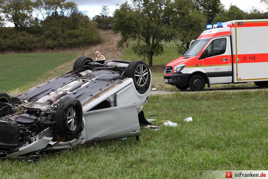 Pkw landet bei Kemmathen auf dem Dach