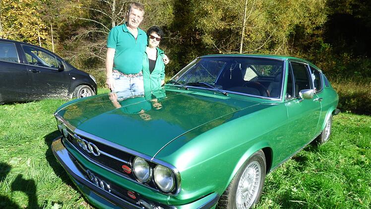 Marianne und Ludwig Poike aus Obernsees hinter ihrem Audi Sportcoupe