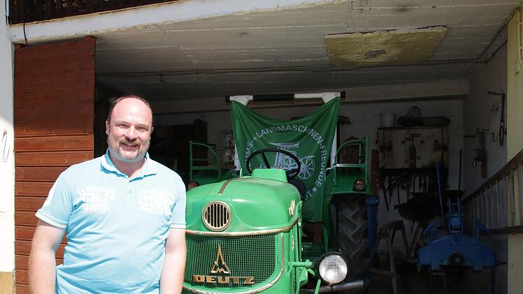 Klaus Kippes mit seinem alten Deutz. Foto: Ralf Ruppert