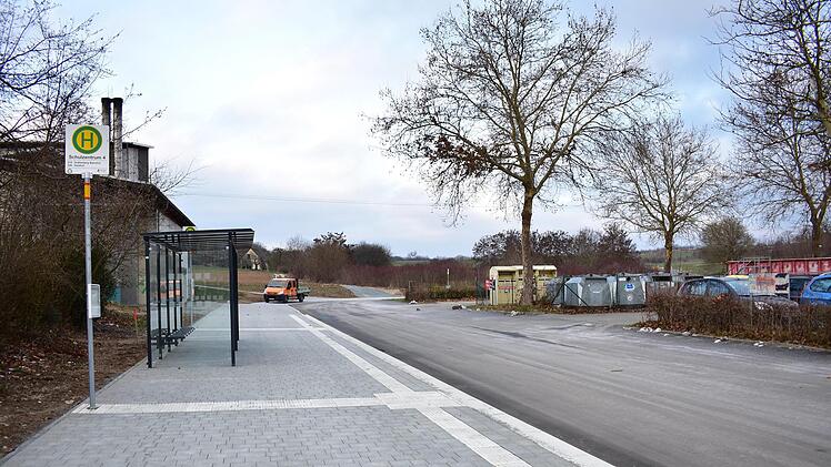 Der Bushalteplatz  mit Blickrichtung Westen Foto: Petra Malbrich