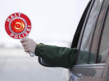 In W&uuml;rzburg war am Dienstanachmittag ein Mann verbotswidirg mit seinem Auto in der Innenstadt unterwegs. Weder Verkehrs&uuml;berwachungsdienst noch f&uuml;r die Polizei hielt er zun&auml;chst an. Symbolfoto: Alexander G. Walther/Polizeipr&auml;sidium Oberfranken