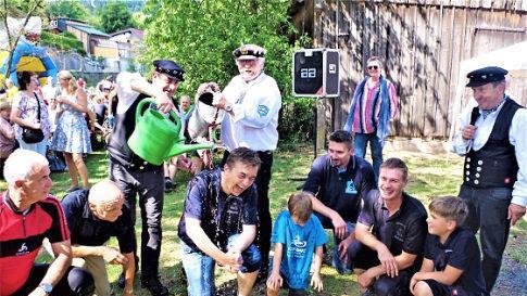 Die Flößertaufe ist für Neulinge ein besonderes Spektakel. Zu den Opfer zählte heuer unter anderem Bürgermeister Jens Korn aus der Flößerstadt Wallenfels, dem mit Rodachwasser aus der Gießkanne der Kopf gewaschen wurde.