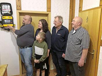 Stolz präsentiert der Inhaber der Mauthaus-Gaststätte Michael Querfurth das neue Rettungsgerät. Es soll nicht nur für seine Gaststättenbesucher, sondern für die gesamte Region dienen. Mit im Bild (von links) Sohn Moritz, Frau Katja, Rettungsassistent Andreas Kübrich und Seniorchef Adolf Querfurth.  Foto: Michael Wunder