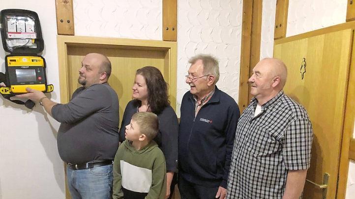 Stolz präsentiert der Inhaber der Mauthaus-Gaststätte Michael Querfurth das neue Rettungsgerät. Es soll nicht nur für seine Gaststättenbesucher, sondern für die gesamte Region dienen. Mit im Bild (von links) Sohn Moritz, Frau Katja, Rettungsassistent Andreas Kübrich und Seniorchef Adolf Querfurth.  Foto: Michael Wunder