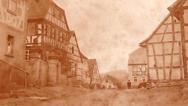 Ein Bild aus dem ersten Viertel des 20. Jahrhunderts, das die Bramberger Hauptstraße zeigt. Dort wurden etliche Gebäude bei dem Bombenangriff vor 75 Jahren und bei der anschließenden Feuersbrunst zerstört. Im Hintergrund erkennt man die Burgruine. Fotos: privat/Repros Wolfgang Heppt