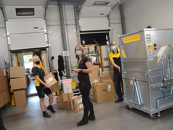 Hochbetrieb herrscht an den Rampen der Paketzusteller. Soeben ist ein Lkw mit Paketen auf Rollbehältern eingetroffen, die einige Meter weiter an einer Rampe in die Zustellerfahrzeuge geladen werden. Auch die Stützpunktleiterin für Coburg-Kronach, Anja Amend, ist manchmal dabei und sieht nach dem Rechten. Fotos: Karl-Heinz Hofmann