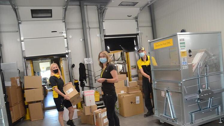 Hochbetrieb herrscht an den Rampen der Paketzusteller. Soeben ist ein Lkw mit Paketen auf Rollbehältern eingetroffen, die einige Meter weiter an einer Rampe in die Zustellerfahrzeuge geladen werden. Auch die Stützpunktleiterin für Coburg-Kronach, Anja Amend, ist manchmal dabei und sieht nach dem Rechten. Fotos: Karl-Heinz Hofmann