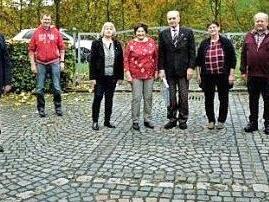 Das Bild zeigt den Jubilar Horst Opitz (mit Geschenk) mit seiner Ehefrau Anneliese (links), seinen beiden Töchtern Ute Bauer (links) und Andrea Bär (rechts) sowie mit den übrigen Gratulanten. Foto: Werner Reißaus