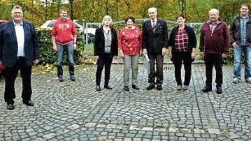 Das Bild zeigt den Jubilar Horst Opitz (mit Geschenk) mit seiner Ehefrau Anneliese (links), seinen beiden Töchtern Ute Bauer (links) und Andrea Bär (rechts) sowie mit den übrigen Gratulanten. Foto: Werner Reißaus