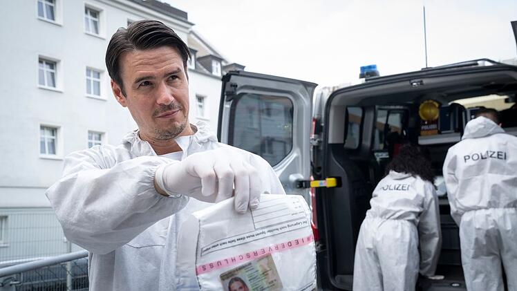 KTU-Chef Sebastian Haller (Tilman Strauß), Fabers Intimfeind, darf im "Tatort: Abstellgleis" ein letztes Mal provozieren. Nun endet der redundante Endlos-Streit der beiden. Auf welche Weise wird natürlich nicht verraten.