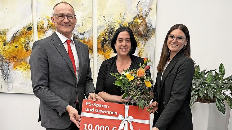 Vorstandsmitglied Andreas Linder, Melanie Klein und Kundenberaterin Larissa Klauer.